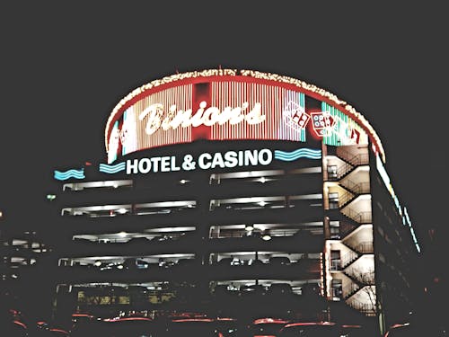 Casinohuone Pelit: Kattava Opas Kasinopelien Maailmaan