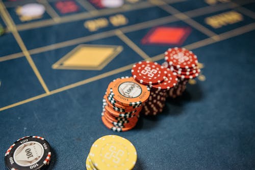 Casinohuone Pokeri: Opas Suomalaisten Pokerin Ja Kasinon Pelaamiseen