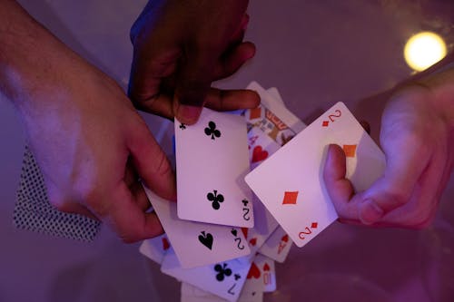 Casinohuone Pelit: Kattava Opas Kasinopelien Maailmaan