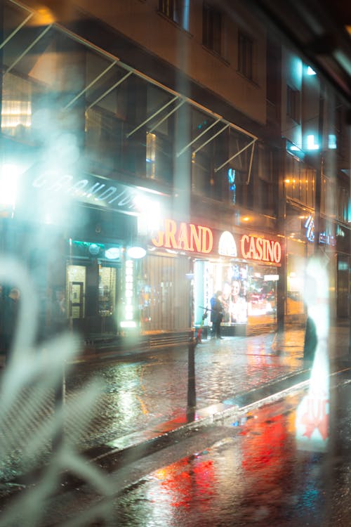 Casinohuone Pelit: Kattava Opas Kasinopelien Maailmaan