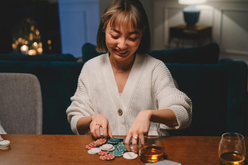 Casinohuone Pokeri: Opas Suomalaisten Pokerin Ja Kasinon Pelaamiseen