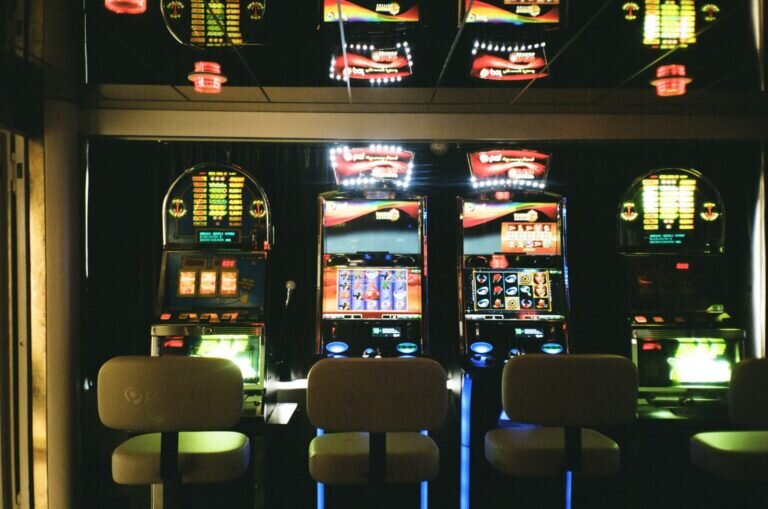 Casinohuone Pokeri: Opas Suomalaisten Pokerin Ja Kasinon Pelaamiseen