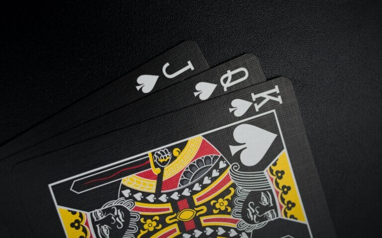 Casinohuone Pelit: Kattava Opas Kasinopelien Maailmaan
