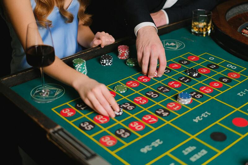 Casinohuone Pelit: Kattava Opas Kasinopelien Maailmaan