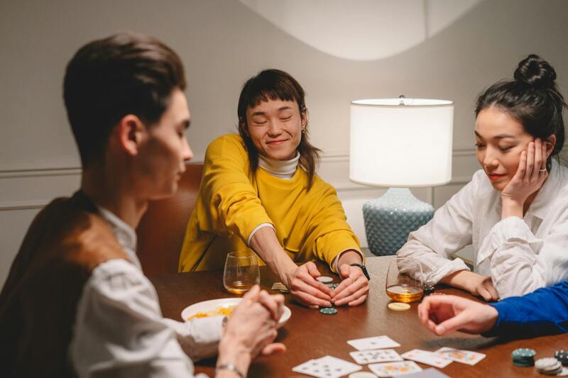 Casinohuone Pokeri: Opas Suomalaisten Pokerin Ja Kasinon Pelaamiseen