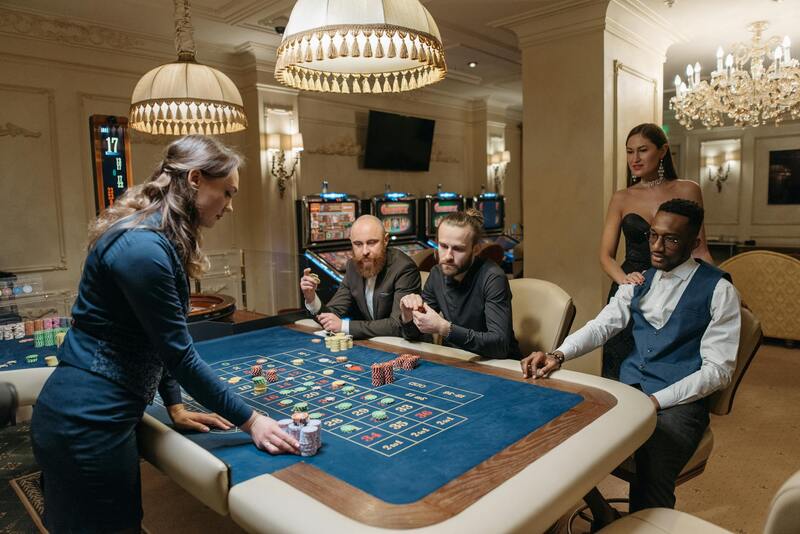 Casinohuone Arvostelu: Pelit, Bonukset Ja Kokemukset Suomalaisille Pelaajille